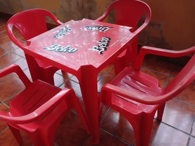 Venda de mesa de plástico . São 5 jogos de mesa . 1500 reais