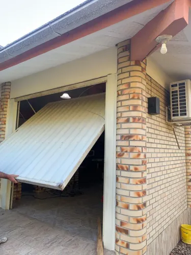 PORTA BASCULANTE de ferro com motor abre/fecha usado