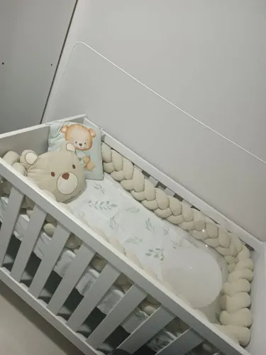 Berço branco com arco
