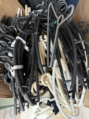 Vendo com preços promocionais cabides