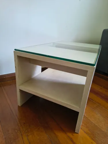 Mesa de centro de madeira maciça e tampo de vidro