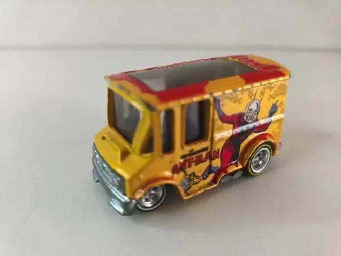 Miniatura Hotwheels Pop Culture Bread Box Homem Formiga