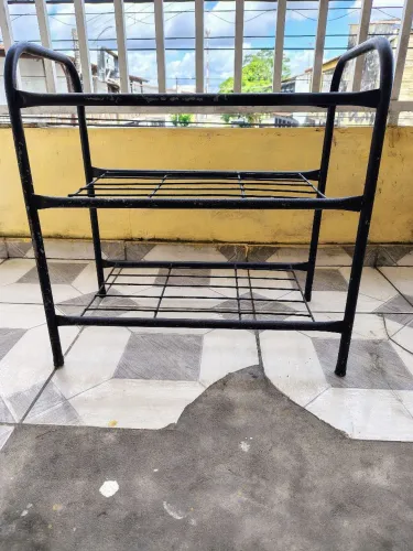 Vende-se estante bem conservada