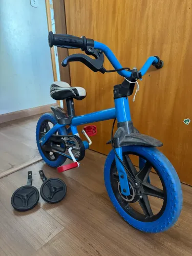 Bicicleta infantil aro 12. Acompanha rodinhas.