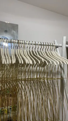 cabide silhueta dourado e branco