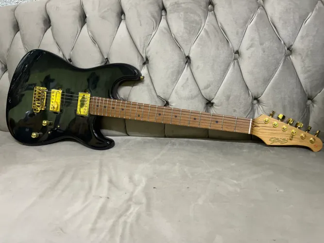 Guitarra Seizi vintage Ronin Plus preta/dourado