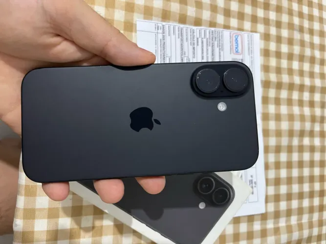 Vendo iphone 16 preto 128gb seminovo completo!