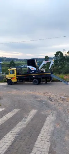 Mini escavadeira Bobcat E26 e Caminhão MB 608