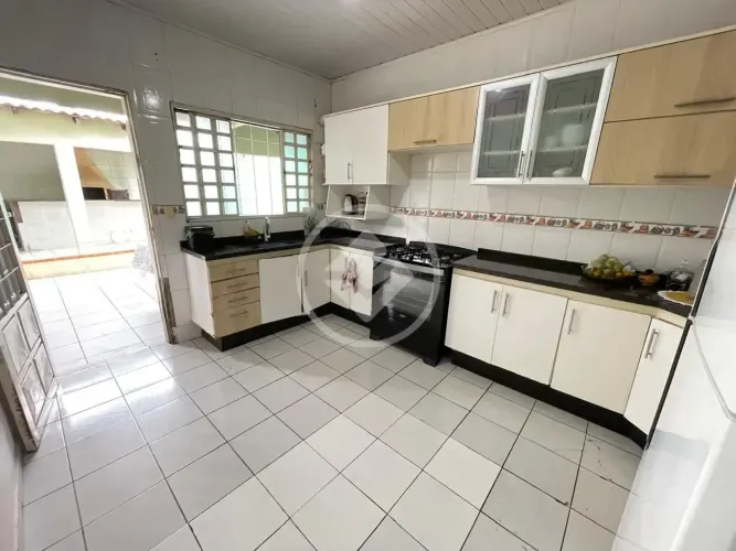 #Vende-se ampla casa com terrenos de 360 m2 , área construída de 260m2 , na região do Coxi
