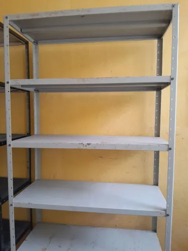 Estantes em aço 