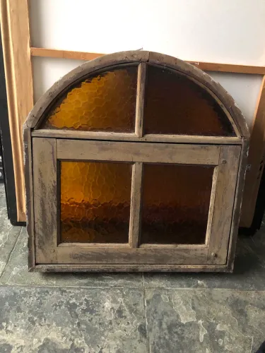 Vitro basculante de madeira com Arco e fecho