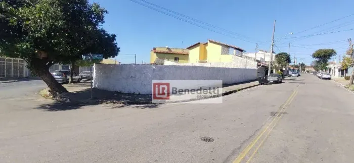 Terreno com área total de 476m2, ideal para estacionamento de venda de veículos, esquina d