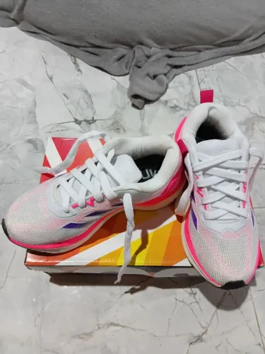 Sapato tênis feminino branco e rosa lilás.