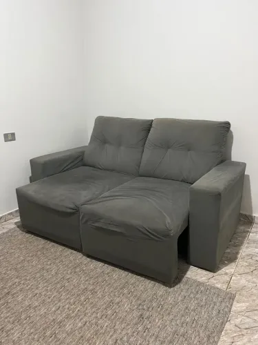 Sofá de 2 lugares à venda Sofá confortável, Cor cinza, ideal para sala.