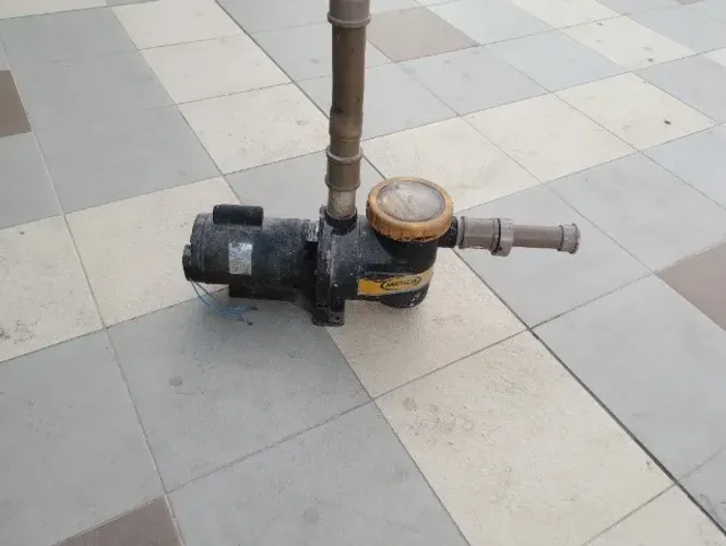 Bomba de piscina, com defeito.