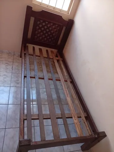 VENDE- SE CAMA DE SOLTEIRO (SUCUPIRA PURA)
