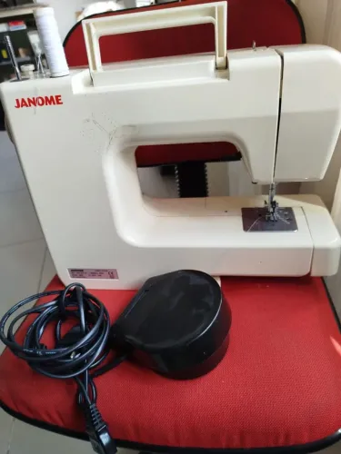 Máquina de costura Janome modelo 208
