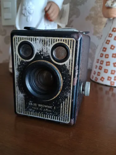 Camera Fotográfica Kodak Six-20 Brownie 1950
