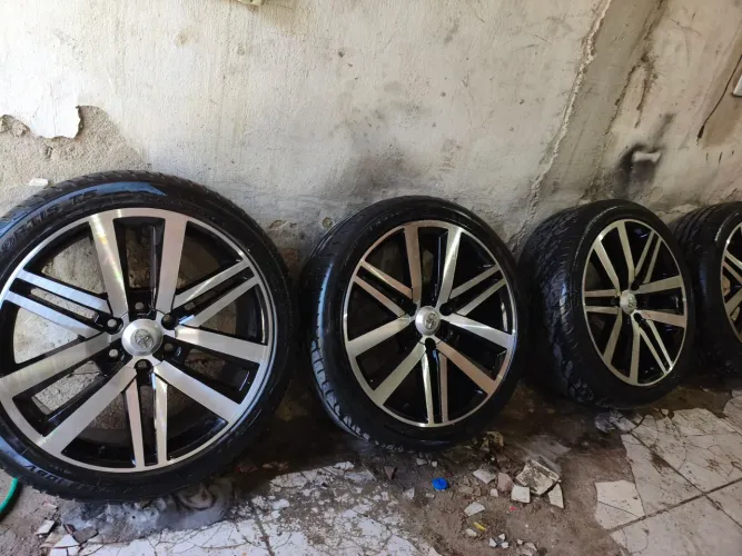 Vendo rodas 22 TOYOTA HILUX SRX COM PNEUS MEIA VIDA BONS
