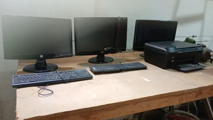 Conjunto de monitores para sucata