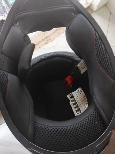 Vendo capacete conservado usado poucas vezes