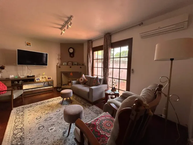 Casa no Laranjal com 241m², 3 dormitórios (2 suítes), 3 salas, piscina, lareira e jardim d