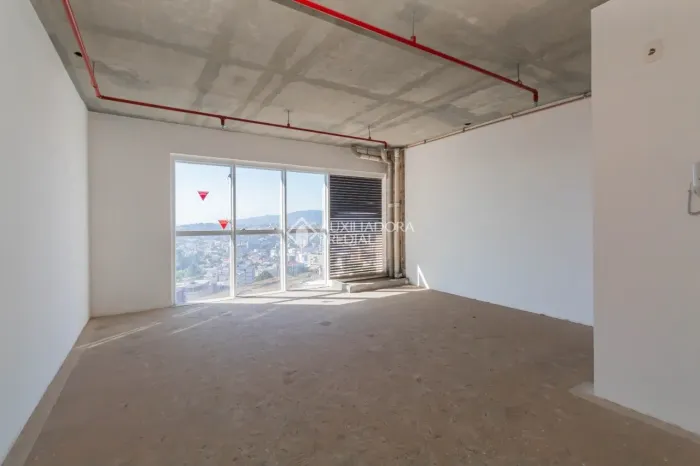 Sala comercial, sol da manhã, com vaga e 35m² na Av. Carlos Gomes.