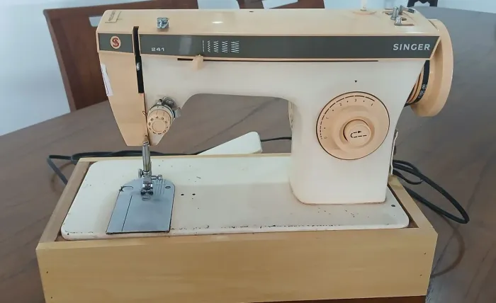 Maquina de costura SINGER. COMPLETA.