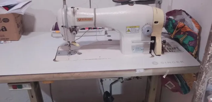 Máquina reta industrial, em perfeito estado