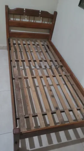 Cama de solteiro - madeira