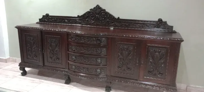 Buffet pata de Leão antiguidade com mais de cem anos, em excelente estado