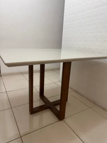 Mesa pés madeira maciça e tampo laqueado