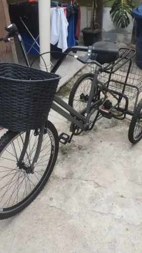 Triciclo semi novo 
