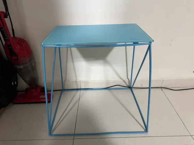 Mesa cabeceira azul de vidro