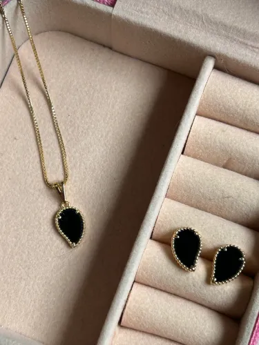 Conjunto pedra preta folheado a ouro 