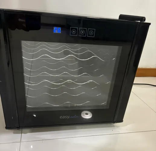 Adega Easy Cooler 12 Garrafas 127V - Conservada - Com Defeito