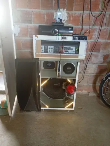 Vendo caixa de som completo  valor negociável 