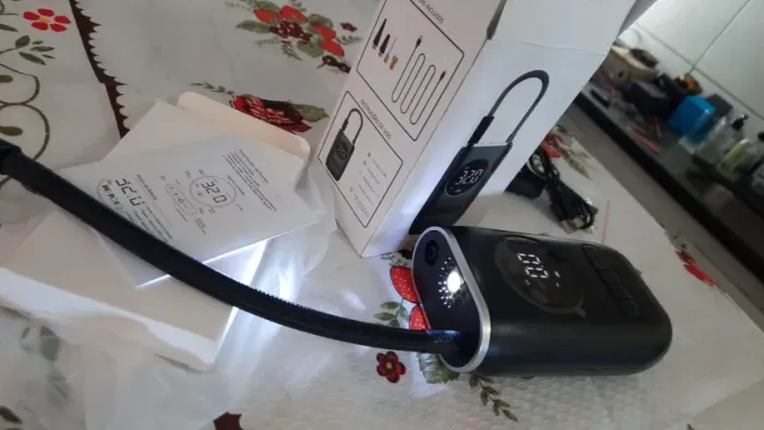 Compressor Portátil elétrico a bateria para carros motos e bicicletas com lanterna e bicos
