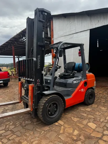 Vendo empilhadeira marca Toyota