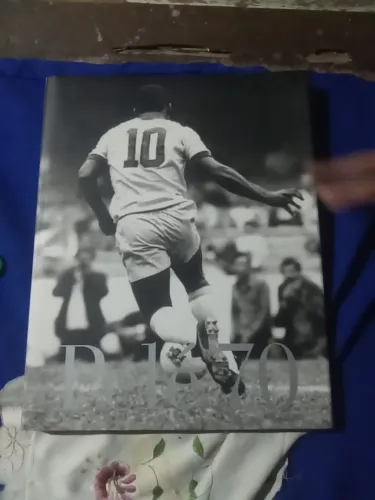 Vendo livro Pelé 70 por 200 mas negocio