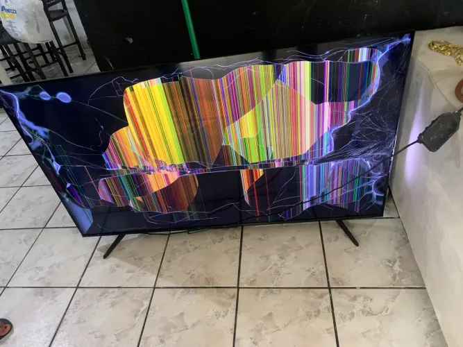 Tv de 55 polegadas pra retira peças 