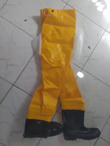 Calça Saneamento com bota PVC conjugada em promoção 