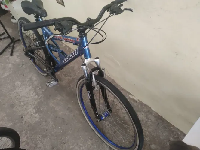 Bike aro 26 caloi de aluminio,com amortecedores  marchas,rodas aero,tudo em bom estado.