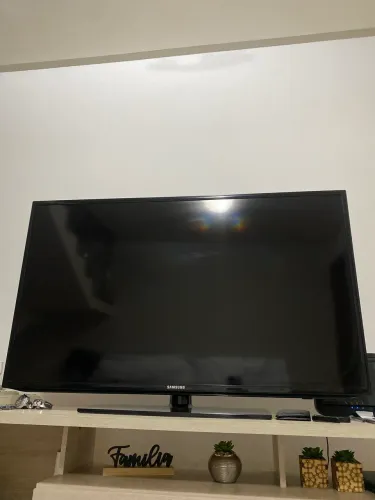 Televisão com o tubo de imagem quebrado
