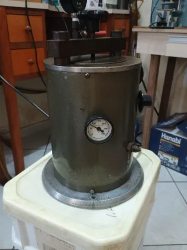 Vendo injetora de cera , com bicos duplos, 220 volts 