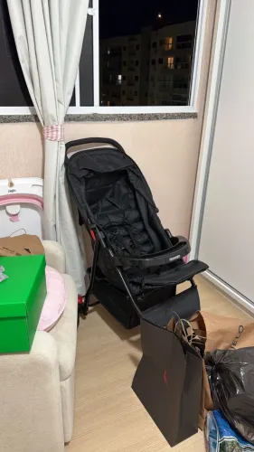Vendo carrinho de bebê semi novo 