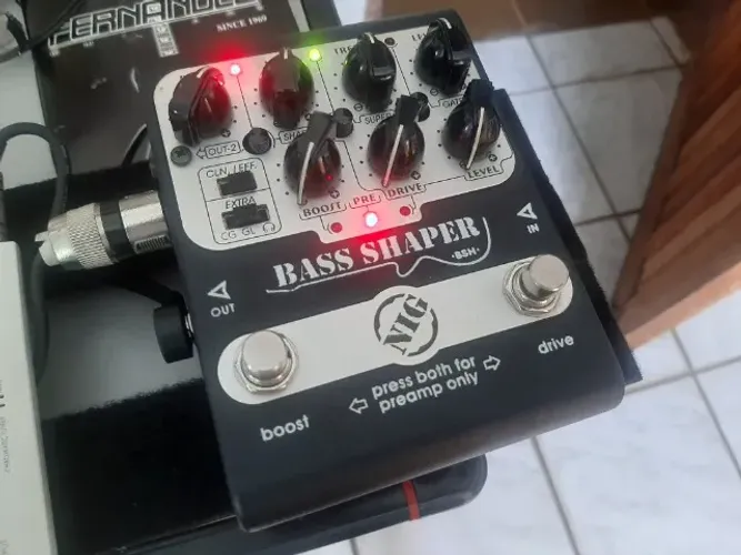 Pedal Preamp Bass Shaper NIG para contra baixo