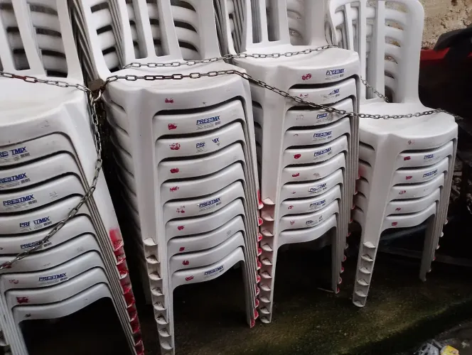 Jogo de mesas com cadeiras