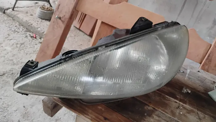 Farol Peugeot 206 lado esquerdo (motorista)