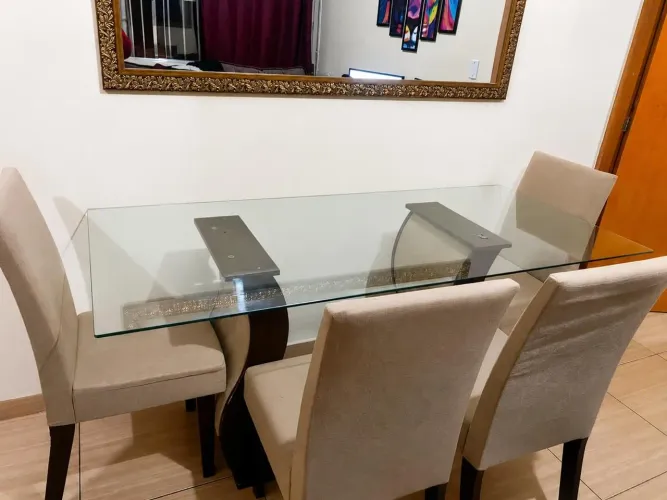 Mesa de Jantar com tampo de Vidro Temperado com 6 cadeiras.